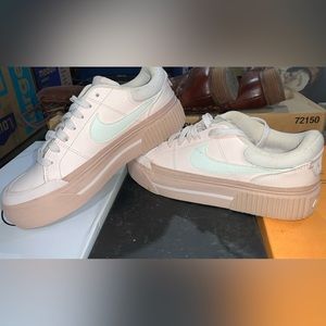 Woman’s Nike sneakers light pink